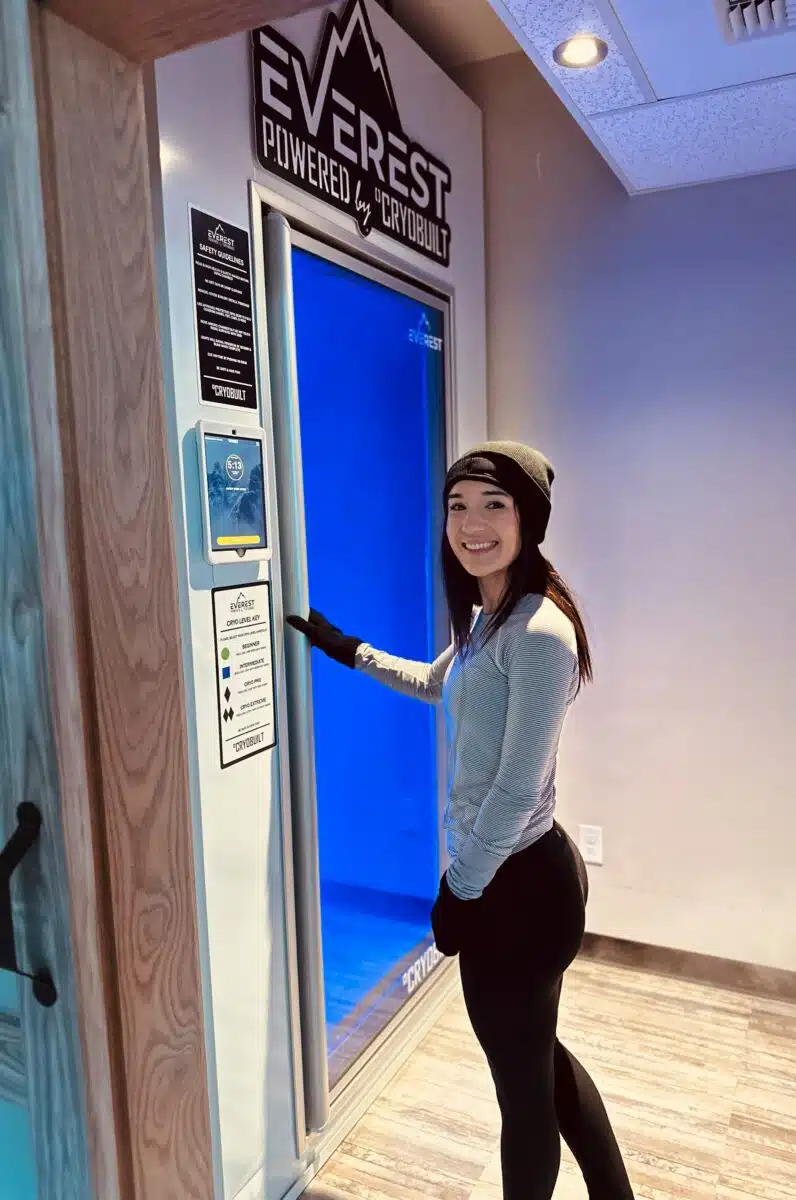 woman entering a cryotherapy treatment service.